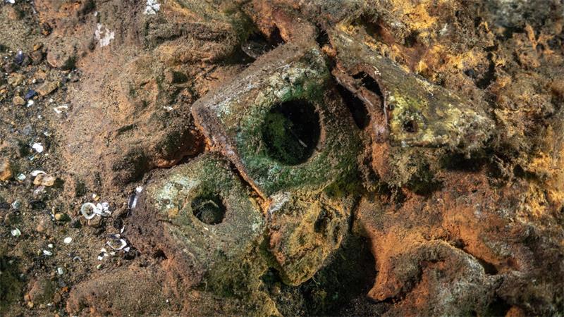 Schiffswrack von 1495: Munitionskiste und Kettenhemd Teile des 1495 gesunkenen Kriegsschiffs „Gribshunden“ in Südschweden.