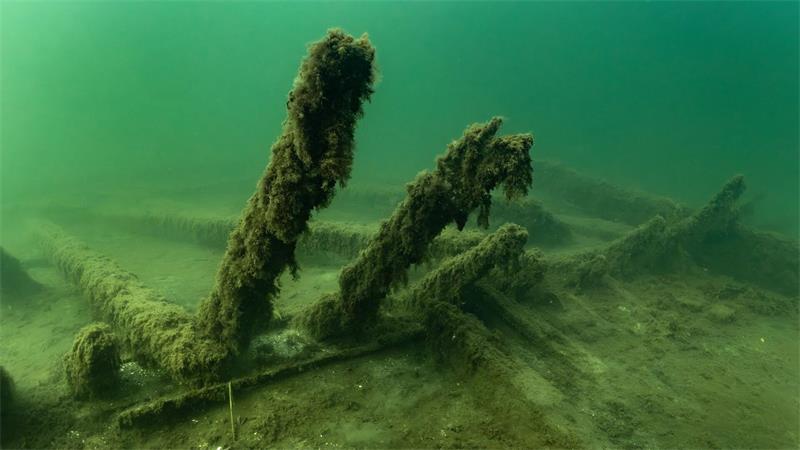Schiffswrack von 1495: Munitionskiste und Kettenhemd Teile des 1495 gesunkenen Kriegsschiffs „Gribshunden“ in Südschweden.