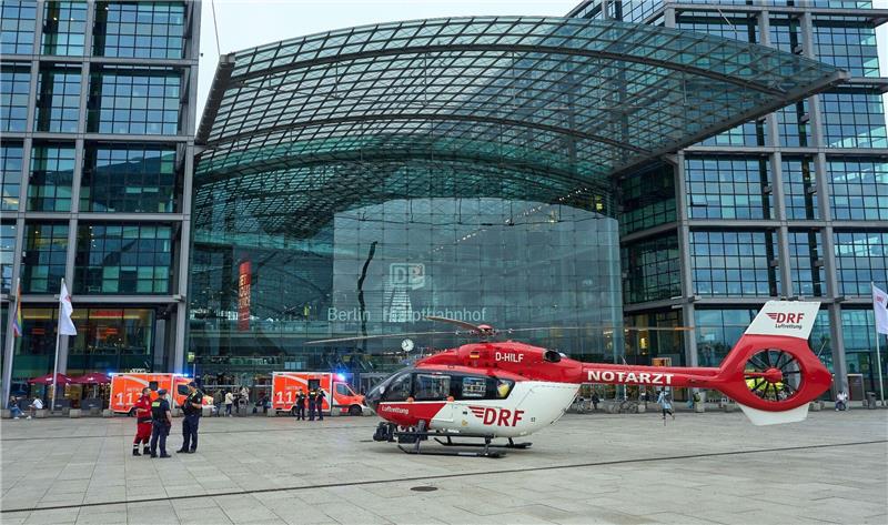 Frau am Hauptbahnhof Berlin gestorben, Kind schwer verletzt Teile des Berliner Hauptbahnhofs sind nach dem Unglück gesperrt - ein Rettungshubschrauber steht bereit.