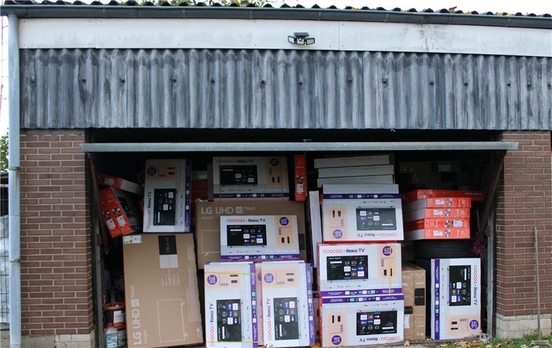 Teile des Diebesgutes aus einem Millionen-Diebstahl in Duisburg in einer Garage.