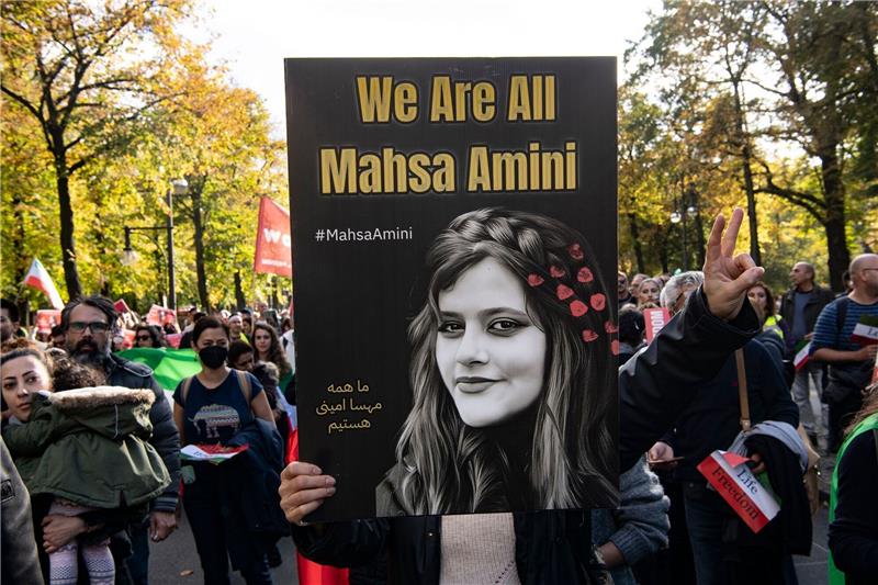 Neue Sanktionen zu Todestag von iranischer Protestikone Teilnehmende einer Großdemonstration «Solidarität mit den Protestierenden im Iran» am Großen Stern in Berlin.