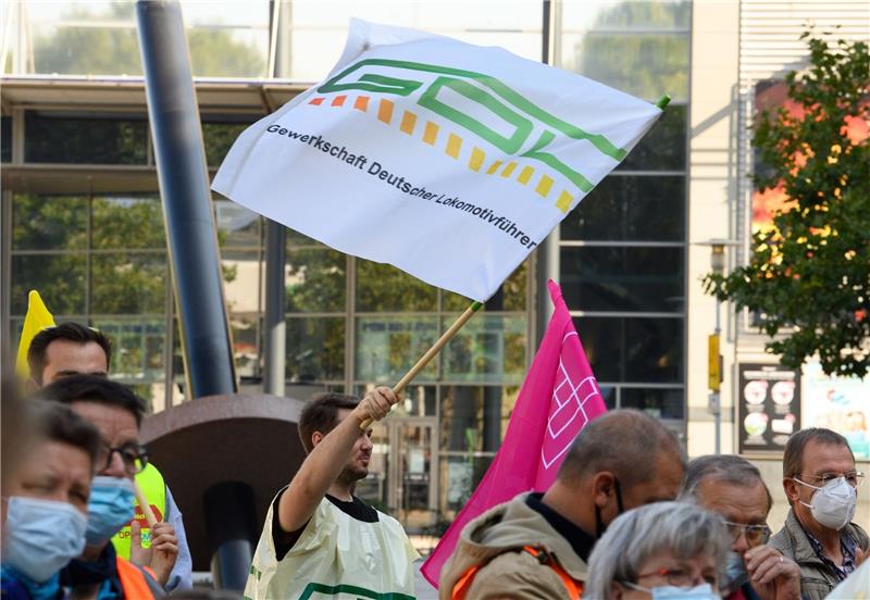 GDL leitet Urabstimmung über unbefristete Streiks ein Teilnehmende einer Kundgebung der Gewerkschaft Deutscher Lokomotivführer (GDL) vor dem Hauptbahnhof in Magdeburg.