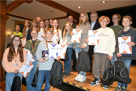 Teilnehmer, Sieger (v. li. mit Medaillen) und Mitwirkende beim Kreisentscheid des 65. Vorlesewettbewerbs des Deutschen Buchhandels im Bündheimer Schloss. Foto: Kempfer