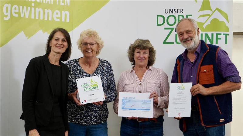 Teilnehmer am Landeswettbewerb „Unser Dorf hat Zukunft“ – Gielde (Wolfenbüttel): Ministerin Miriam Staudte (v.l.) mit Swanette Egbers, Friederike Fiebig und Stephan Reineke.
