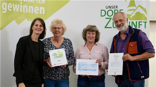Teilnehmer am Landeswettbewerb „Unser Dorf hat Zukunft“ – Gielde (Wolfenbüttel): Ministerin Miriam Staudte (v.l.) mit Swanette Egbers, Friederike Fiebig und Stephan Reineke.