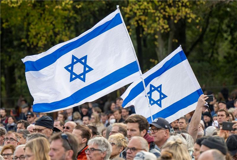 Tausende demonstrieren bei emotionaler Kundgebung für Israel Teilnehmer der Kundgebung „Aufstehen gegen Terror, Hass und Antisemitismus – in Solidarität und Mitgefühl mit Israel“ vor dem Brandenburger Tor in Berlin.