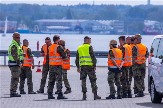 Teilnehmer der Übung National Guardian 24 der Bundeswehr warten im Seehafen Rostock.