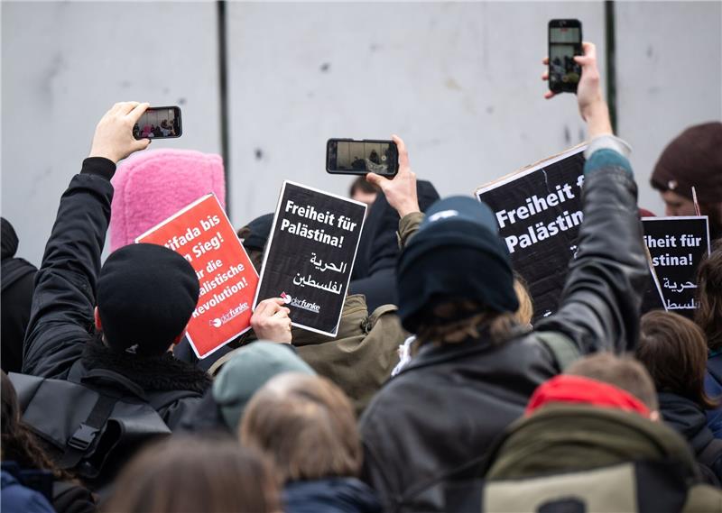 Aufgeheizte Stimmung bei Palästina-Demo an der FU Teilnehmer der propalästinensischen Kundgebung an der Freien Universität (FU) in Berlin. Die Uni steht von mehreren Seiten in der Kritik, nachdem ein jüdischer Student am Wochenende von seinem Kommilitonen geschlagen wurde.