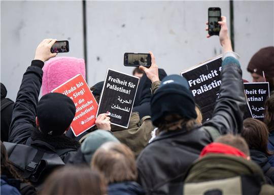 Teilnehmer der propalästinensischen Kundgebung an der Freien Universität (FU) in Berlin. Die Uni steht von mehreren Seiten in der Kritik, nachdem ein jüdischer Student am Wochenende von seinem Kommilitonen geschlagen wurde.