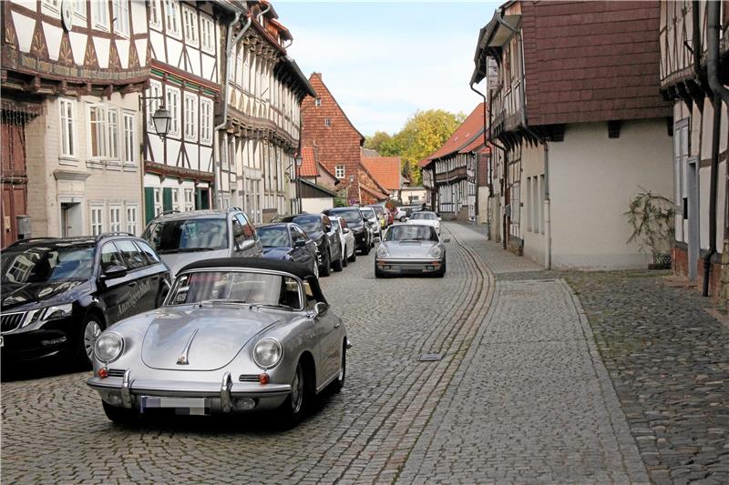 Teilnehmer des 19. Porsche-Classic-Herbstparcours fahren mit ihren Schmuckstücken am Wochenende durch die Hornburger Altstadt. Fotos: Hohaus