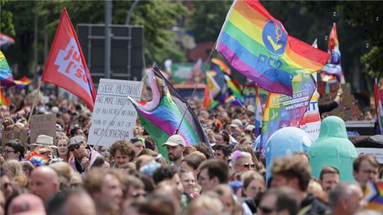 Teilnehmer des 30. Christopher Street Day in Oldenburg.