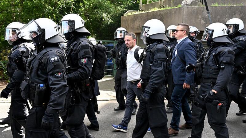 Teilnehmer des AfD-Bundesparteitags werden von der Polizei zur Essener Grugahalle eskortiert.