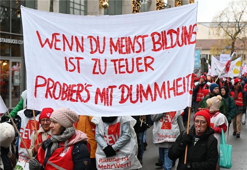 GEW: 20.000 Lehrkräfte und Erzieher bei Warnstreik Teilnehmer des Bildungsstreiktages in Karlsruhe.