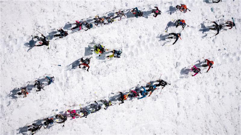 Teilnehmer des Skitourenrennen „Patrouille des Glaciers“ erklimmen einen Gipfel in den Walliser Alpen in der Schweiz.