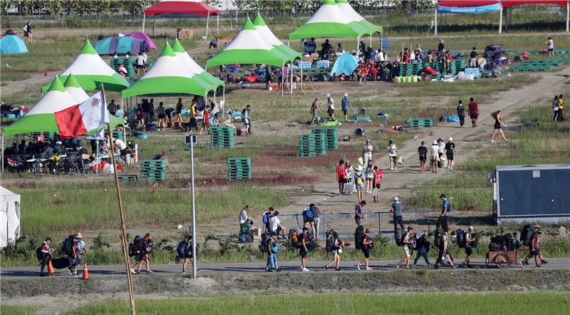 Südkorea räumt wegen Taifun weltgrößtes Pfadfindercamp Teilnehmer des Weltpfadfindertreffens verlassen das Camp.