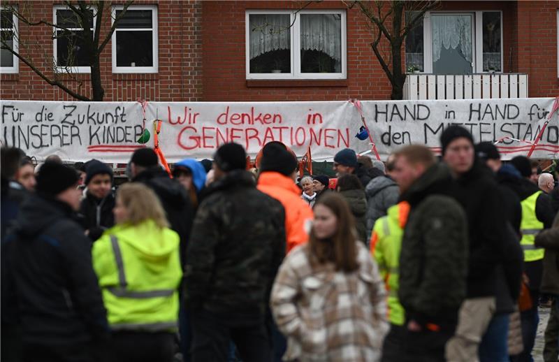 Weniger Demonstranten bei Mittelstands-Demo als erwartet Teilnehmer einer Demonstration des Mittelstandes in Leer.