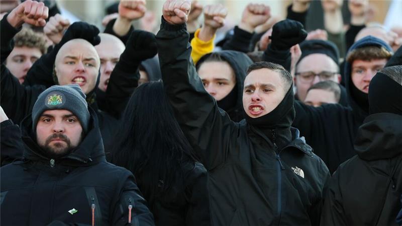 Marx, Munch und viele Macher: Chemnitz ist Kulturhauptstadt Teilnehmer einer Kundgebung der rechtsextremen Freien Sachsen gegen Chemnitz als Kulturhauptstadt.
