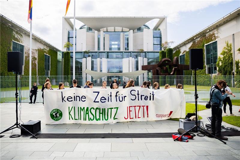 Protest von Fridays for Future in mehreren Städten Teilnehmer einer Kundgebung für mehr Klimaschutz von Fridays for Future haben sich vor dem Bundeskanzleramt in Berlin versammelt.