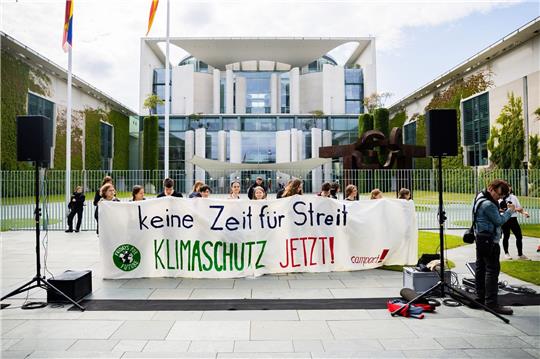 Teilnehmer einer Kundgebung für mehr Klimaschutz von Fridays for Future haben sich vor dem Bundeskanzleramt in Berlin versammelt.