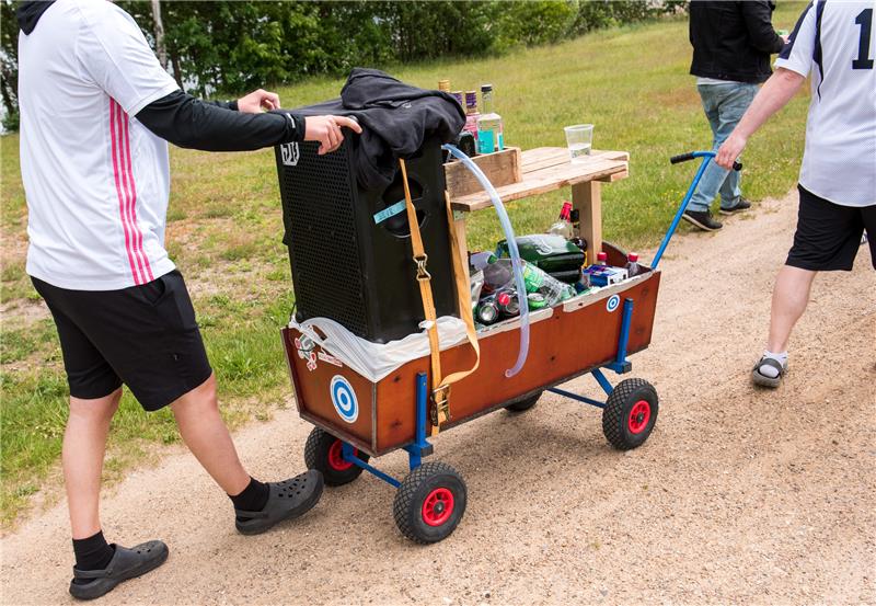 Das müssen Sie zum Vatertag im Landkreis Goslar wissen Teilnehmer einer „Vatertagstour“ ziehen am Feiertag Christi Himmelfahrt mit einem Bollerwagen über einen Wanderweg. Foto: picture alliance/dpa | Daniel Bockwoldt