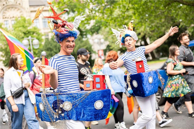 Teilnehmer gehen beim Christopher Street Day (CSD) durch die Innenstadt.