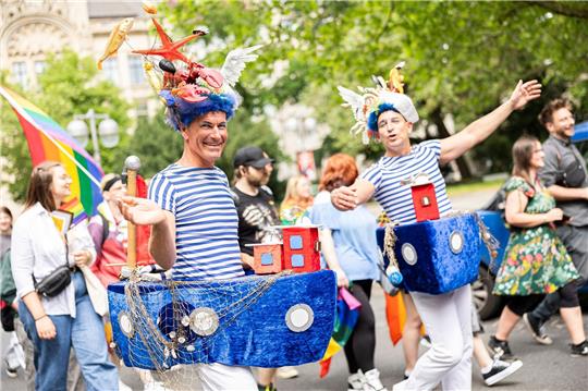 Teilnehmer gehen beim Christopher Street Day (CSD) durch die Innenstadt.