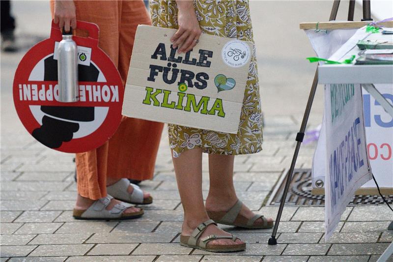 FDP antwortet Klimaaktivisten: Emissionshandel ist der Weg Teilnehmer halten bei Protesten der Klimaschutzbewegung Fridays for Future Plakate.