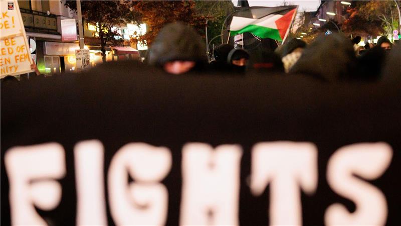 Teilnehmer halten ein Banner mit dem Wort „Fights“ während der Demonstration „Take back the Night“ im Berliner Bezirk Kreuzberg.