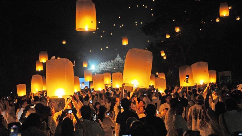 Teilnehmer lassen während des Vesak-Laternenfestes Laternen los.
