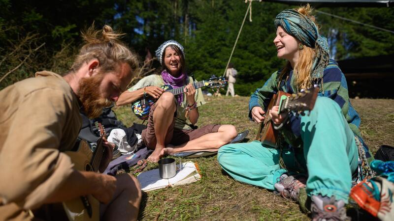 Ein Jahr nach dem Hippie-Treffen im Oberharz: Wie geht’s der Natur? Teilnehmer spielen Gitarre und singen Lieder beim „Rainbow Gathering“ 2024.