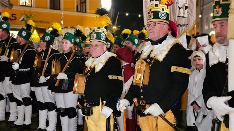 Teilnehmer stehen bei der traditionellen Bergparade im sächsischen Schwarzenberg.