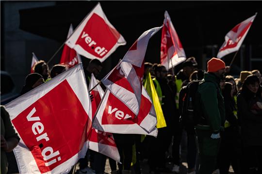 Teilnehmer stehen beim Jugendstreiktag mit Verdi-Fahnen auf einem Platz. Die Gewerkschaft Verdi kritisiert, dass die Stadt Goslar die für Donnerstag geplante Demo durch das Breite Tor zum Marktplatz verboten hat. Symbolfoto: picture alliance/dpa | Swen Pförtner