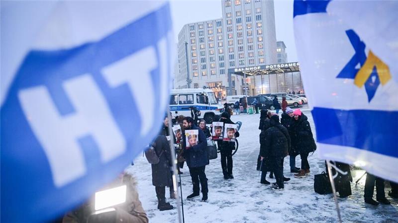 Ermittlungen nach „Völkermord“-Aussage bei Berlinale Teilnehmer stehen während einer Kundgebung vor der Berlinale-Eröffnung für die israelischen Schauspieler Ariel und David Cunio, die sich in Gefangenschaft der Hamas befinden, auf dem Potsdamer Platz. (Archivbild)