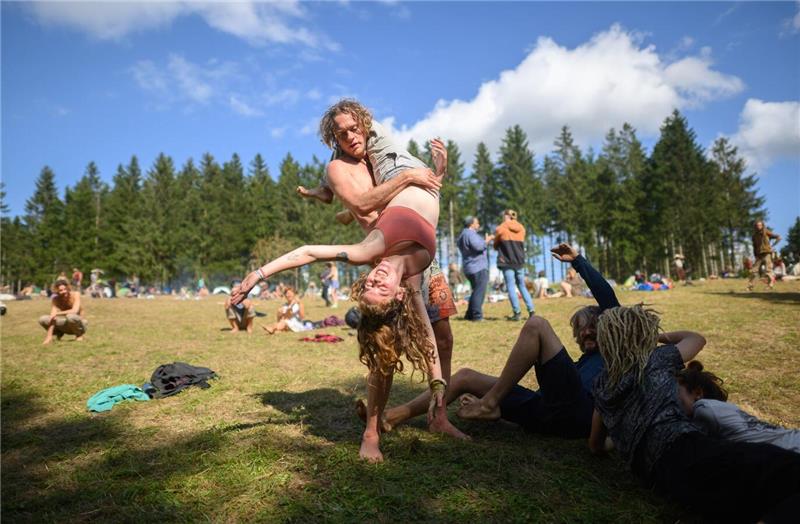 Teilnehmer tanzen ausgelassen bei einem Zeltlager.