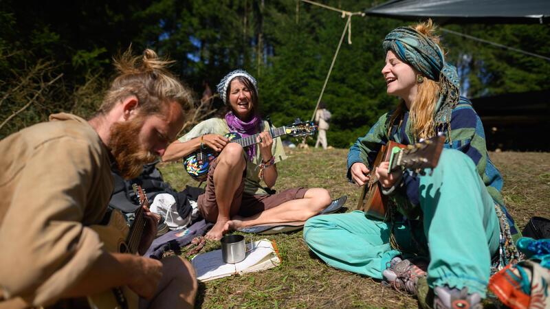 Teilnehmer verweilen bei einem illegalen Zeltlager im Harz. Im Harz campen derzeit rund 1.500 Menschen aus aller Welt mitten im Wald.