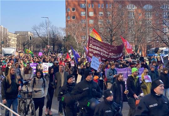 Teilnehmer während einer Demonstration in Berlin-Mitte: Sie fornder unter anderem bessere Lebens- und Arbeitsbedingungen für Frauen.