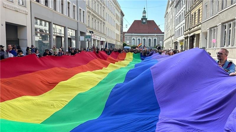 Bilder des Tages Teilnehmer ziehen mit einer überdimensionalen Regenbogenfahne beim 4. Christopher Street Day (CSD) durch die Stadt.