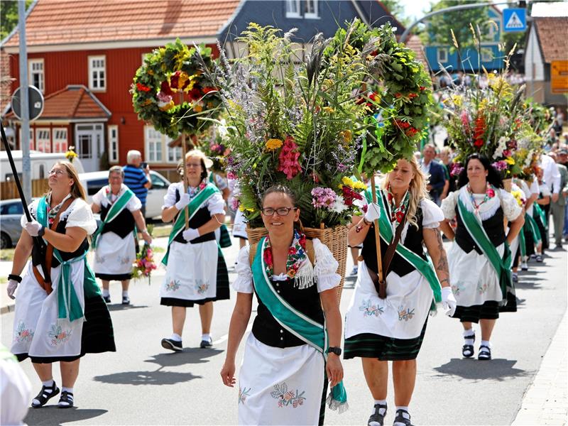Grasedanz in Hüttenrode: Königlich und emanzipiert Teilnehmerinnen des Festumzuges ziehen durch den Ort. In Hüttenrode zelebrieren die Frauen ihren Grasedanz. Fotos: Bein