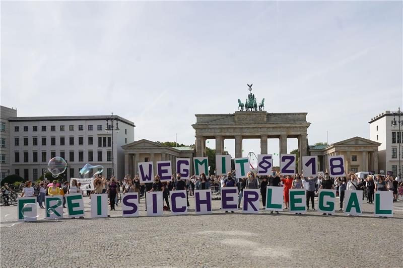 Bayern: Abschaffung von Paragraf 218 wäre verfassungswidrig Teilnehmerinnen einer Demonstration für das Recht auf Abtreibung in Berlin.