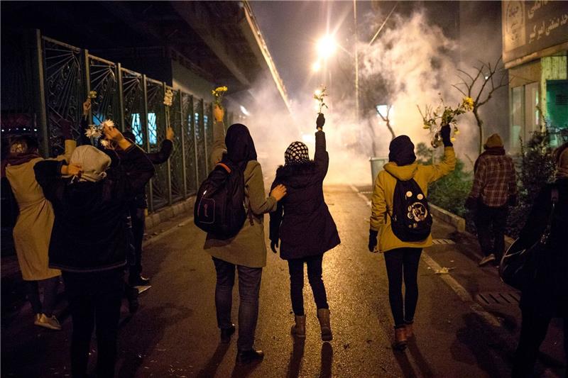 Amnesty: Kinder bei Protesten im Iran grausam gefoltert Teilnehmerinnen einer Demonstration in Teheran (Archivbild).
