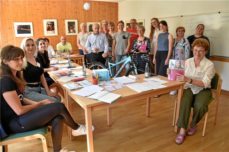 Teilnehmerinnen und Freiwillige im Deutschkurs für Ukrainerinnen. Heute gibt es ein Fahrrad als Überraschung.  Foto: Hartmann
