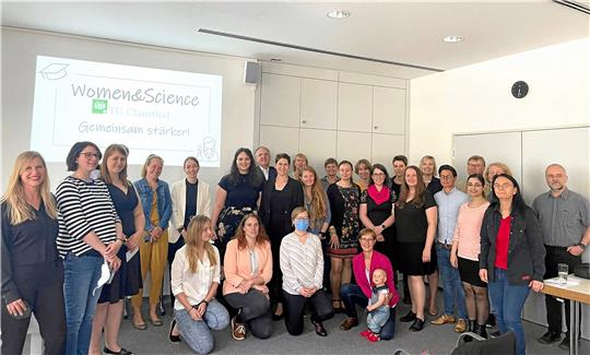 Teilnehmerinnen und Mentoren des Frauennetzwerkes „Women&Science TU Clausthal“ beim Jahrestreffen.  Foto: TU Clausthal