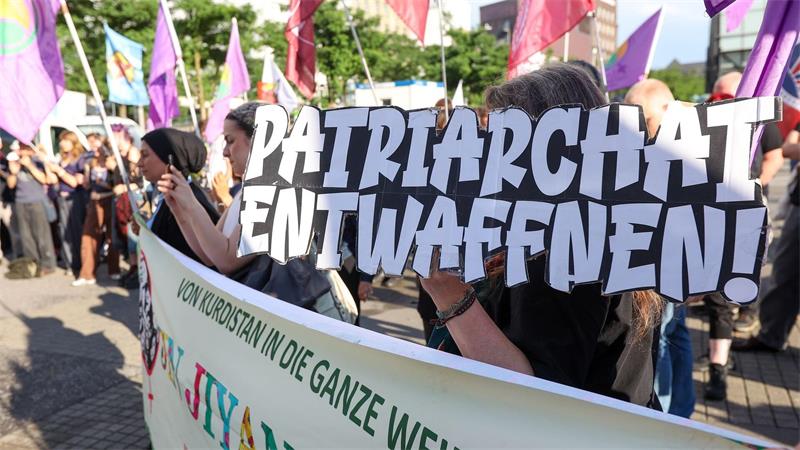 Teilnehmerinnen und Teilnehmer stehen bei einer Kundgebung am Hauptbahnhof in Hamburg wegen der Gewalttat in Stade zusammen.