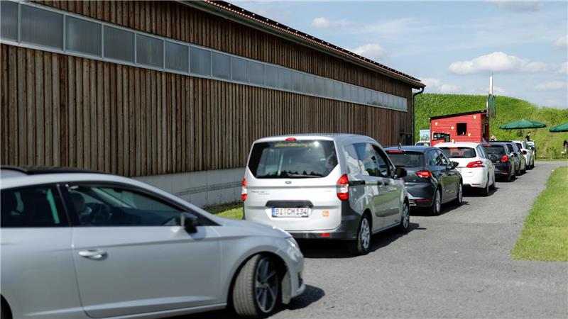 Erdbeer-Drive-in im Emsland sorgt für Tiktok-Hype und Stau Teils bilden sich lange Schlangen vor dem Erdbeer-Drive-in.