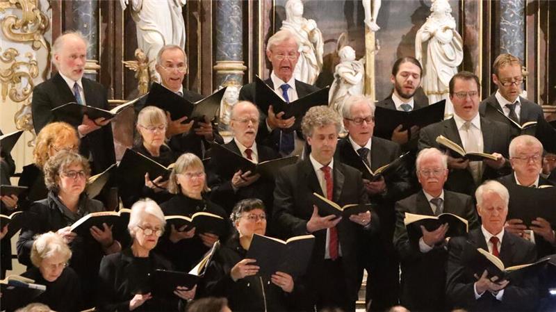 Teils fünf-, sechs- oder sogar achtstimmig singt der Chor während der zweistündigen Messe.