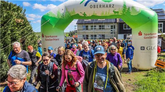 Teils mit, teils ohne Wanderstöcke absolvieren die Teilnehmer eine der drei Strecken.