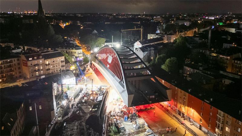 108 Meter lange neue Bahnbrücke rollt durch Hamburg Teils waren zwischen der Hauswand und der Brücke nur 20 Zentimeter Platz.