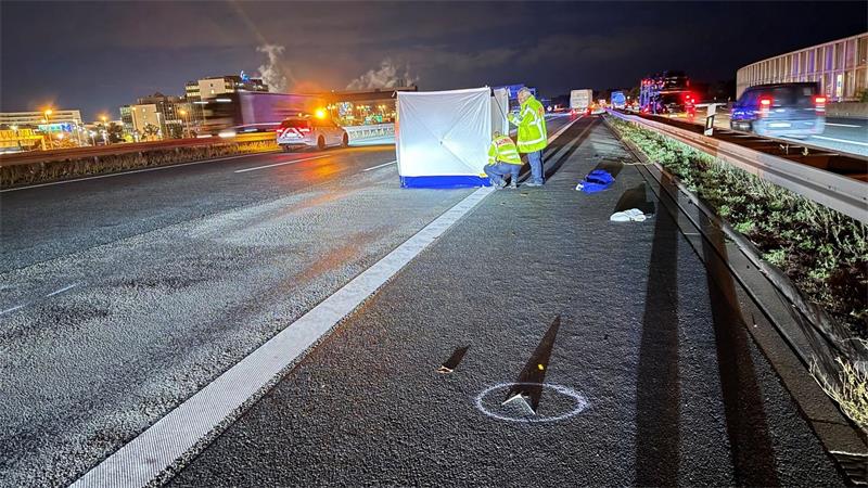 Teilsperrung der Autobahn 3: Ein Fußgänger ist bei ihrem Überqueren in Richtung Terminal 2 des Flughafens Frankfurt von einem Lastwagen erfasst und tödlich verletzt worden.