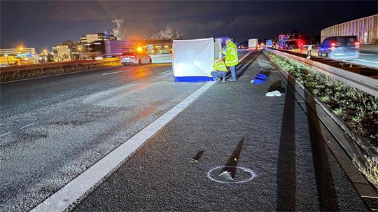 Teilsperrung der Autobahn 3: Ein Fußgänger ist bei ihrem Überqueren in Richtung Terminal 2 des Flughafens Frankfurt von einem Lastwagen erfasst und tödlich verletzt worden.