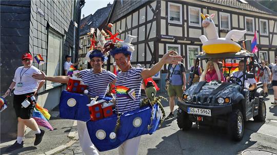 Teilweise in bunten Kostümen ziehen die Teilnehmer des CSD durch die Goslarer Innenstadt.
